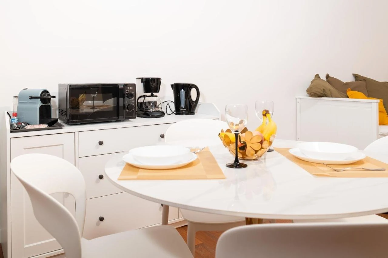 Angolo caffè con macchina da caffè, bollitore e forno a microonde