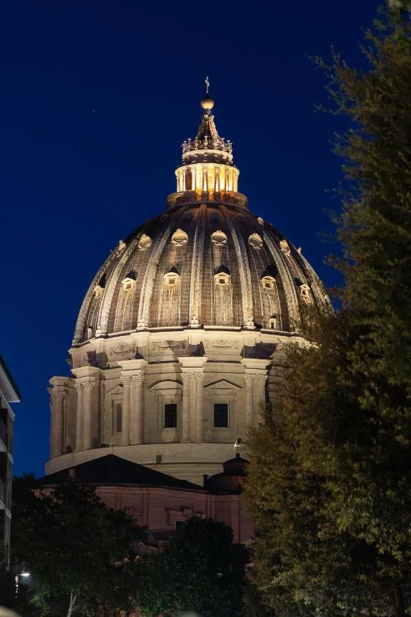La cupola di San Pietro illuminata di notte